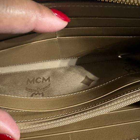 EUC AUTHENTIC BROWN PATENT LEATHER ZIP AROUND WALLET - Picture 11 of 13